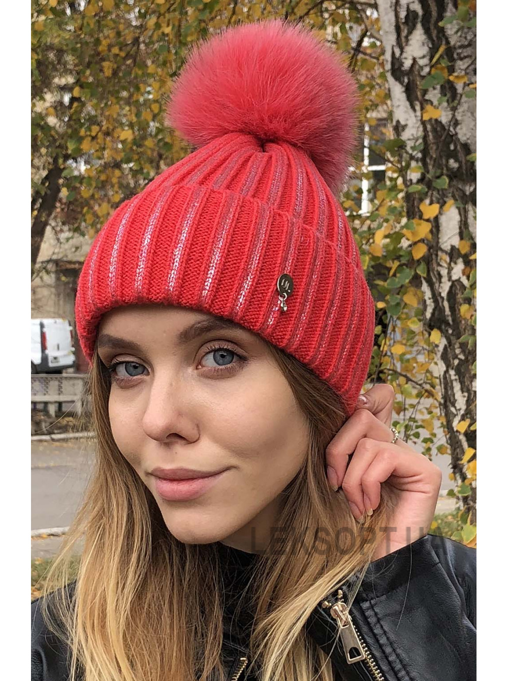 Women's hat with pompom Luchiya