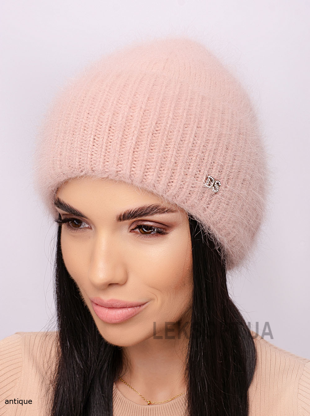 Women's hat with a Bukovina lapel