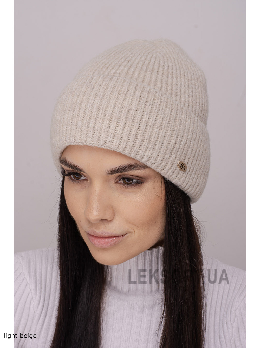 Women's hat with a Bugatti lapel